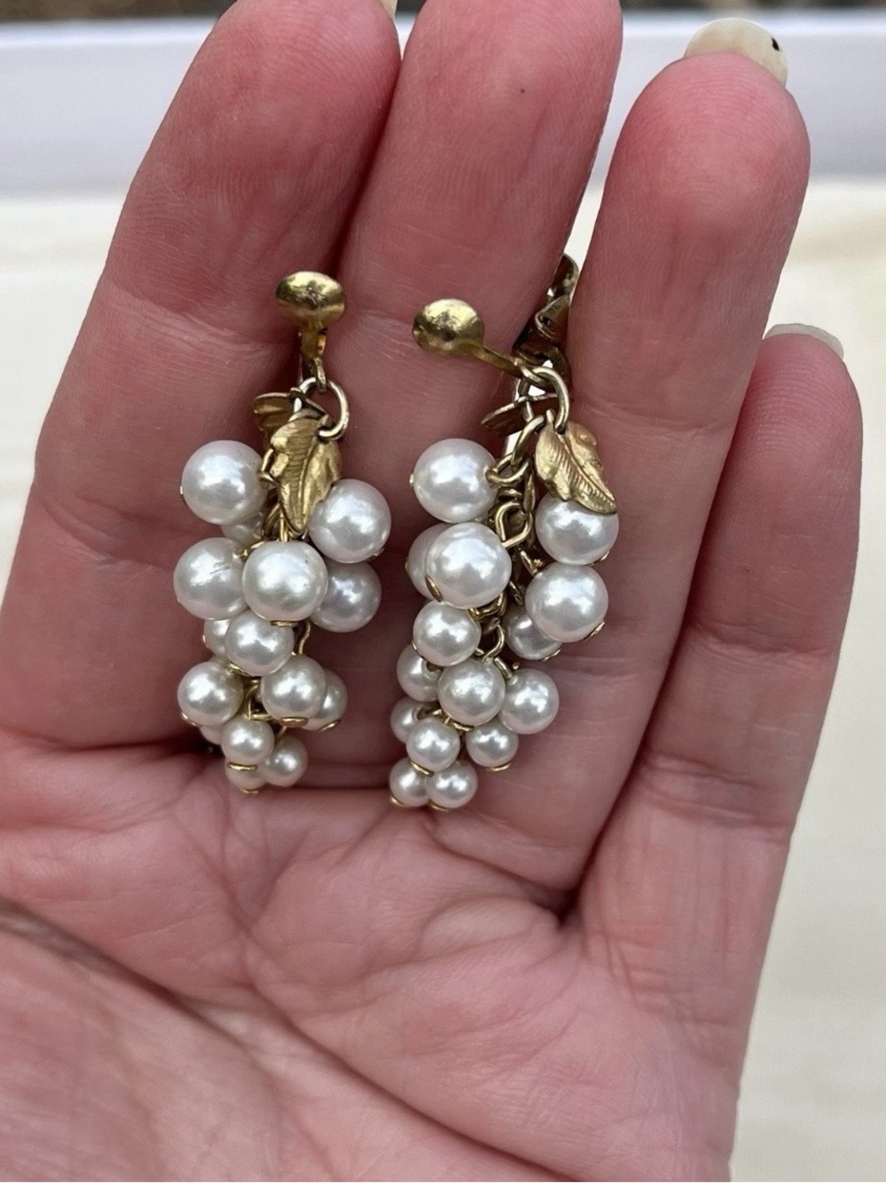 Vtg Faux White Pearl Grape Cluster Drop Clip-On Earrings w/ Gold Leaves